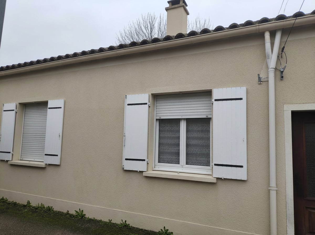 La même façade à l'enduit propre et uniforme après nettoyage
