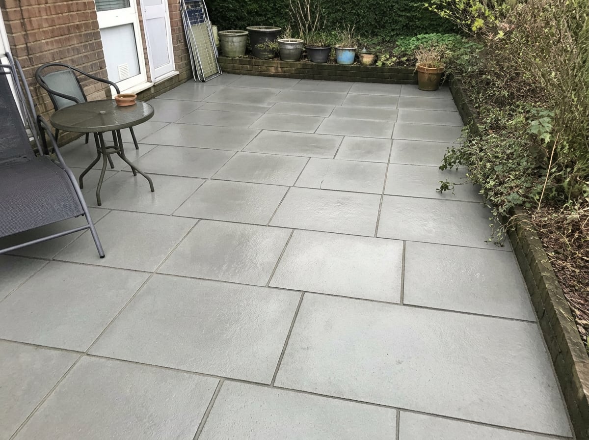 La même terrasse aux dalles claires et propres après nettoyage haute pression