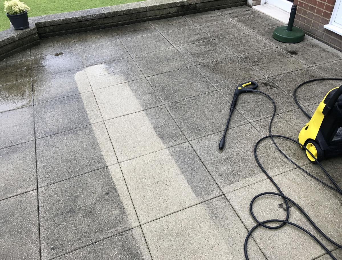 Dalles de terrasse nettoyées au nettoyeur haute pression, bande propre bien visible