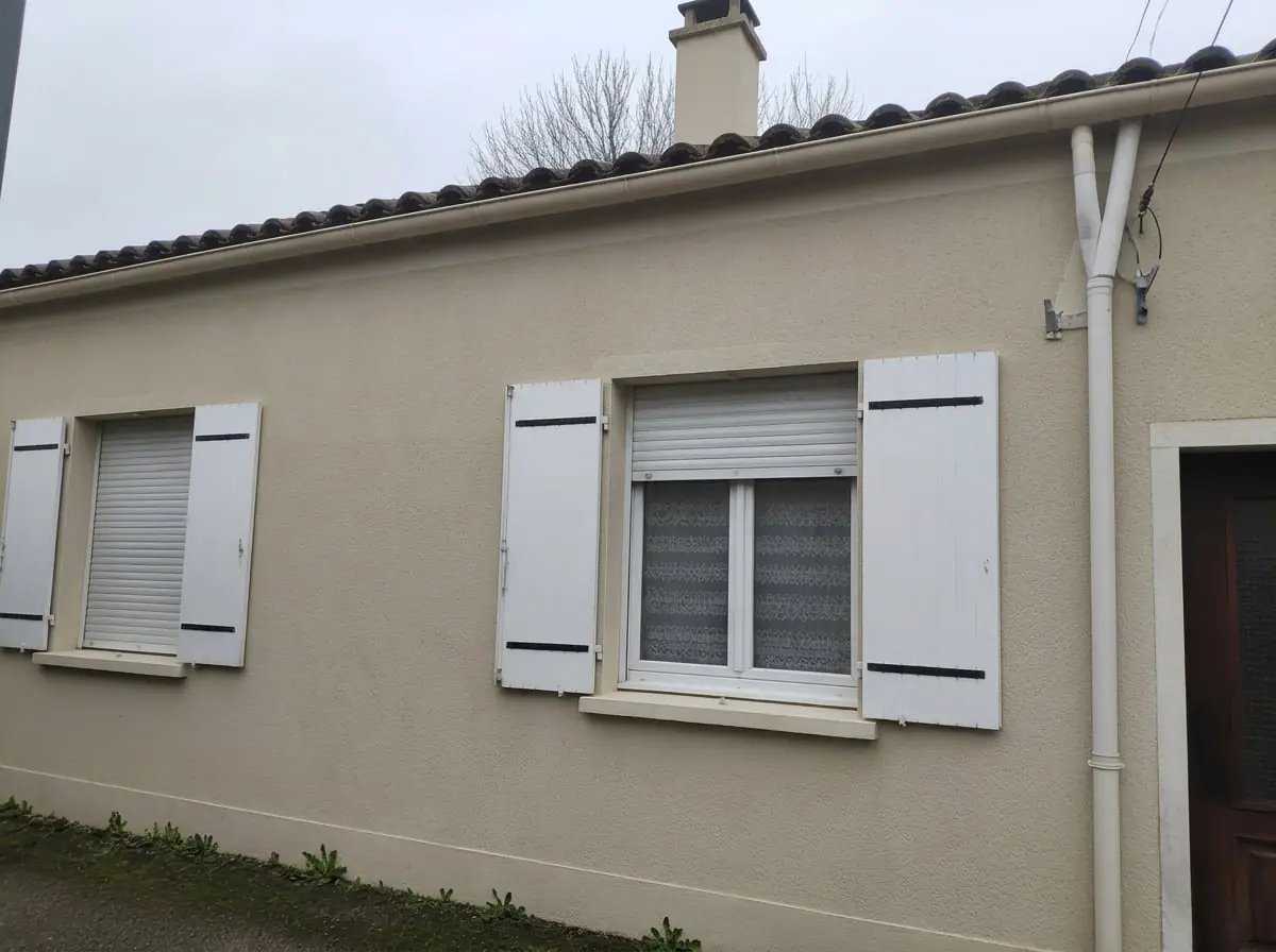 La même façade à l'enduit propre et uniforme après nettoyage