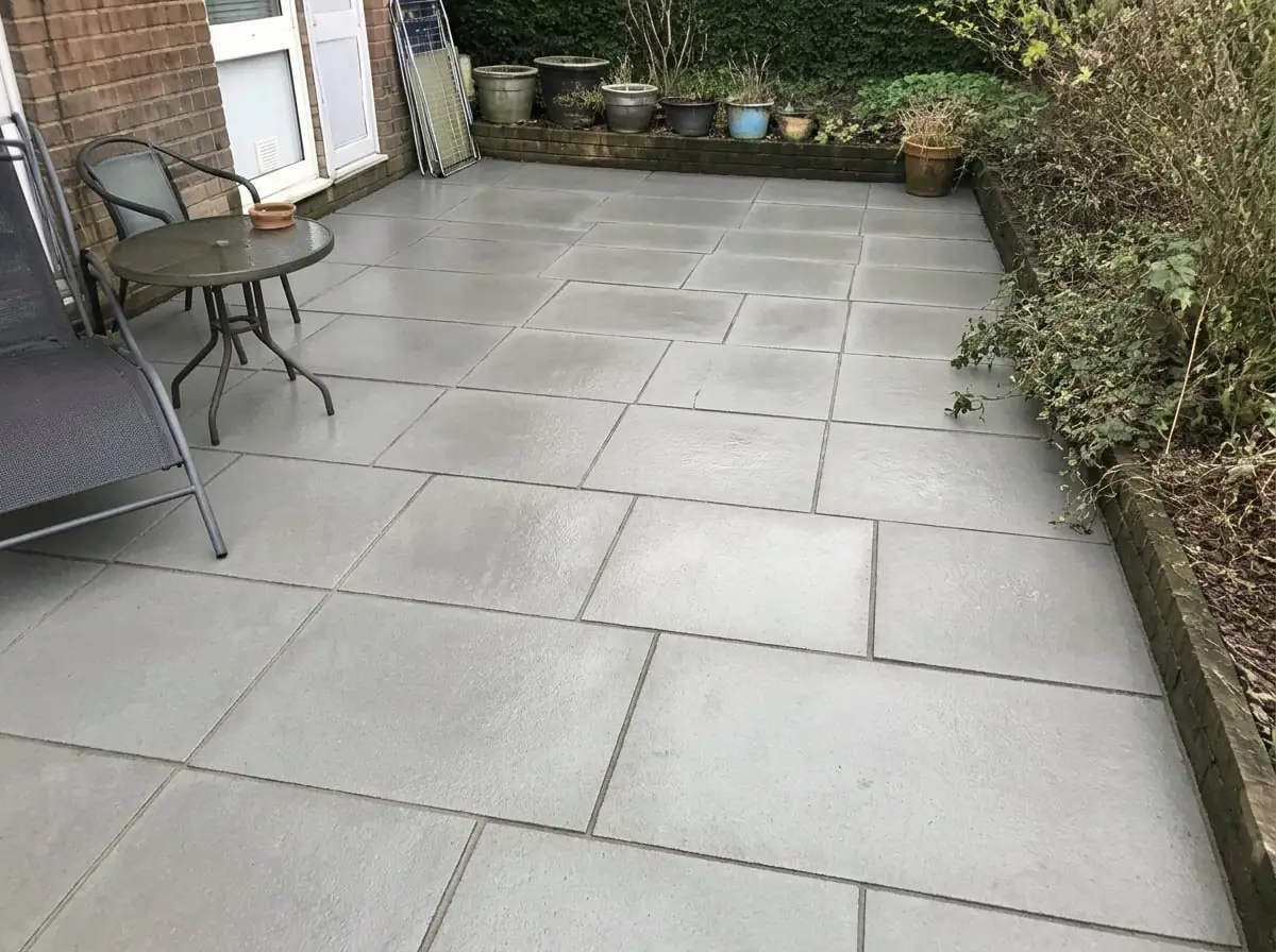 La même terrasse aux dalles claires et propres