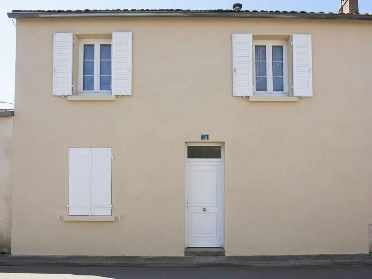 La même façade à l’enduit propre et uniforme